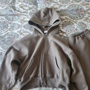 MEDIUM Aritzia Cozy Fleece Set in Taupe
